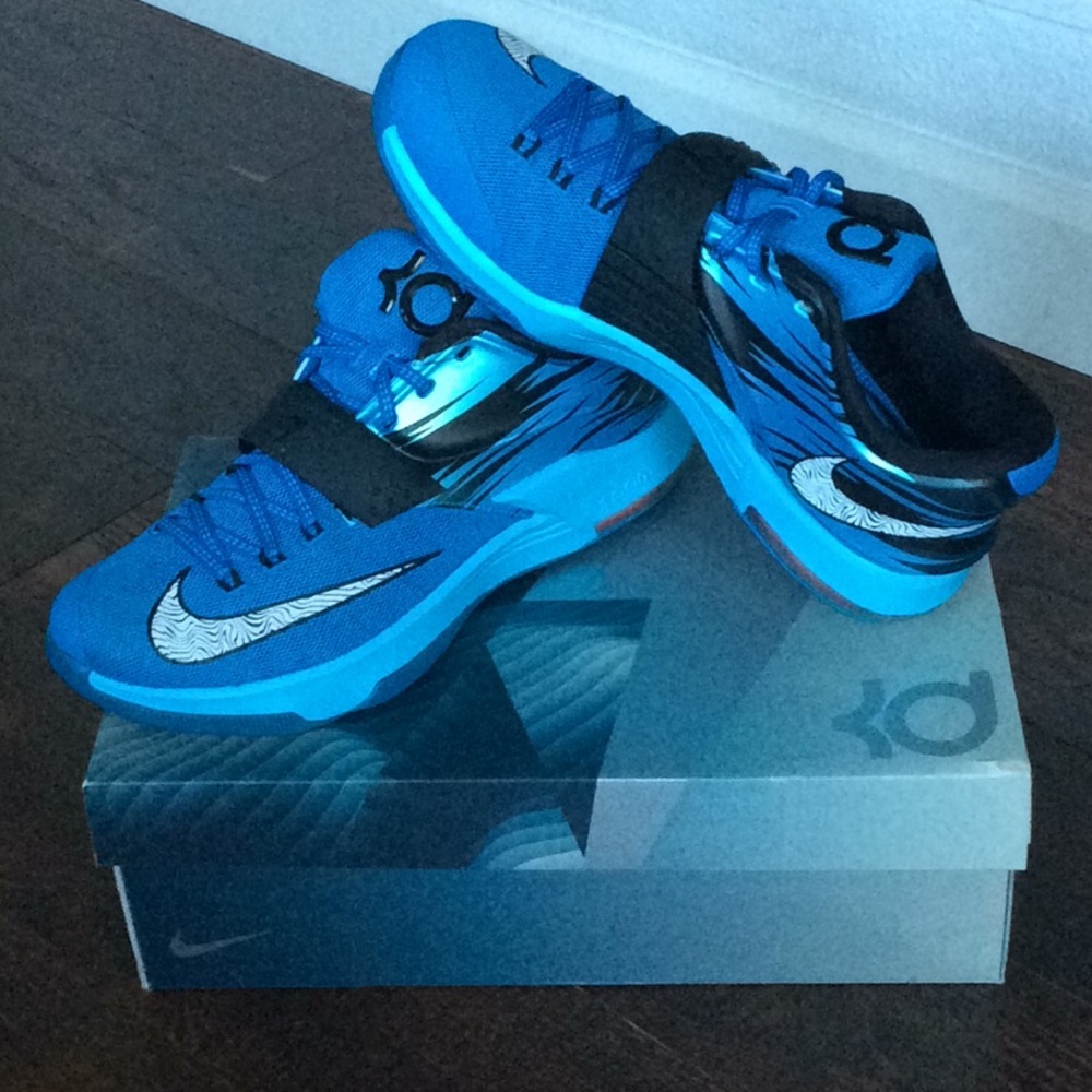 Men’s size 10 1/2 blue Kd’s